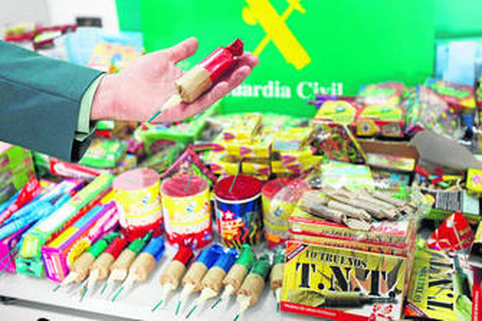 En la imagen, 'arsenal' pirotécnico intervenido por la Guardia Civil en locales no autorizados para ello.