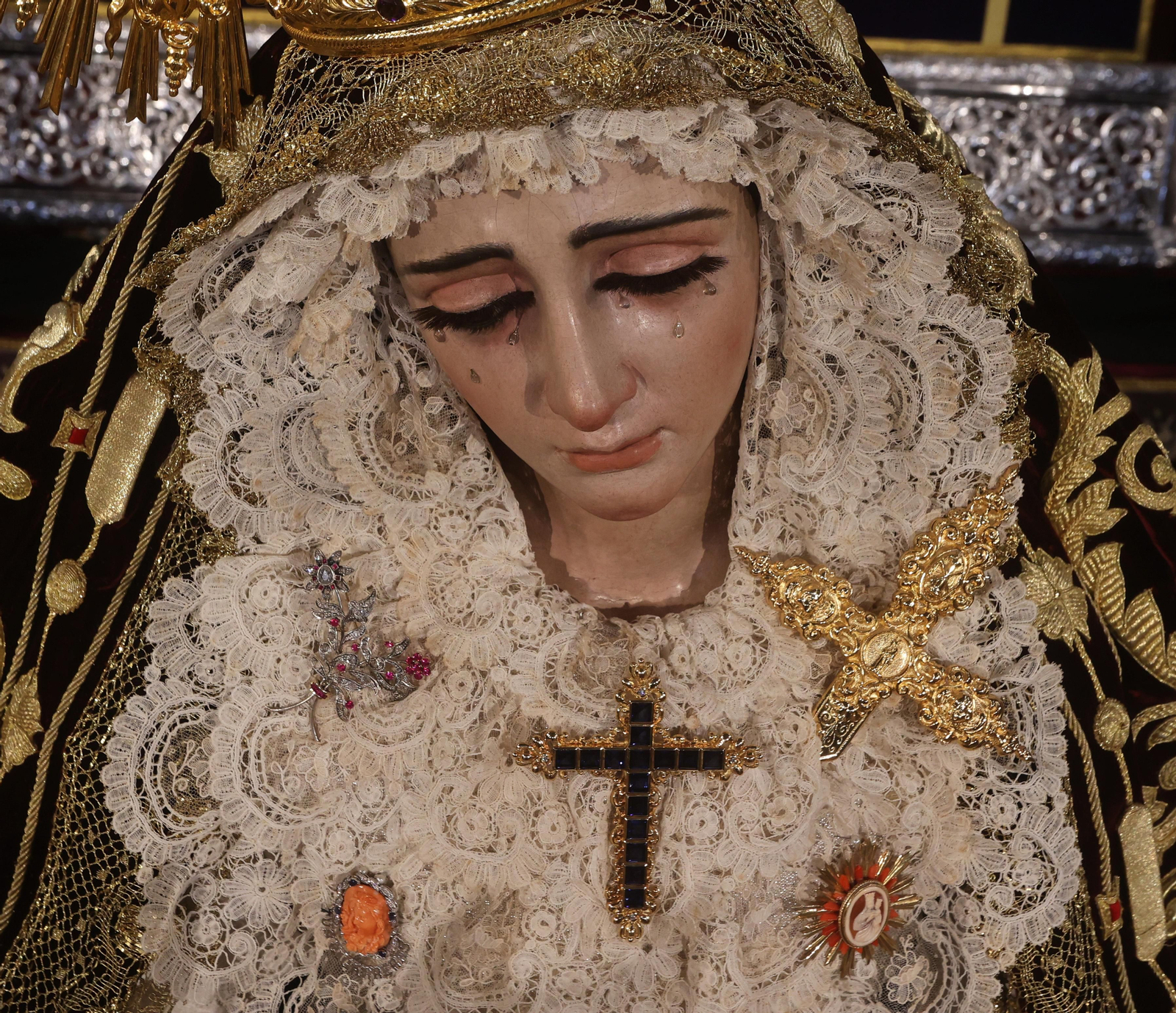 Las impresionantes imágenes de la Virgen de la Victoria en su besamanos