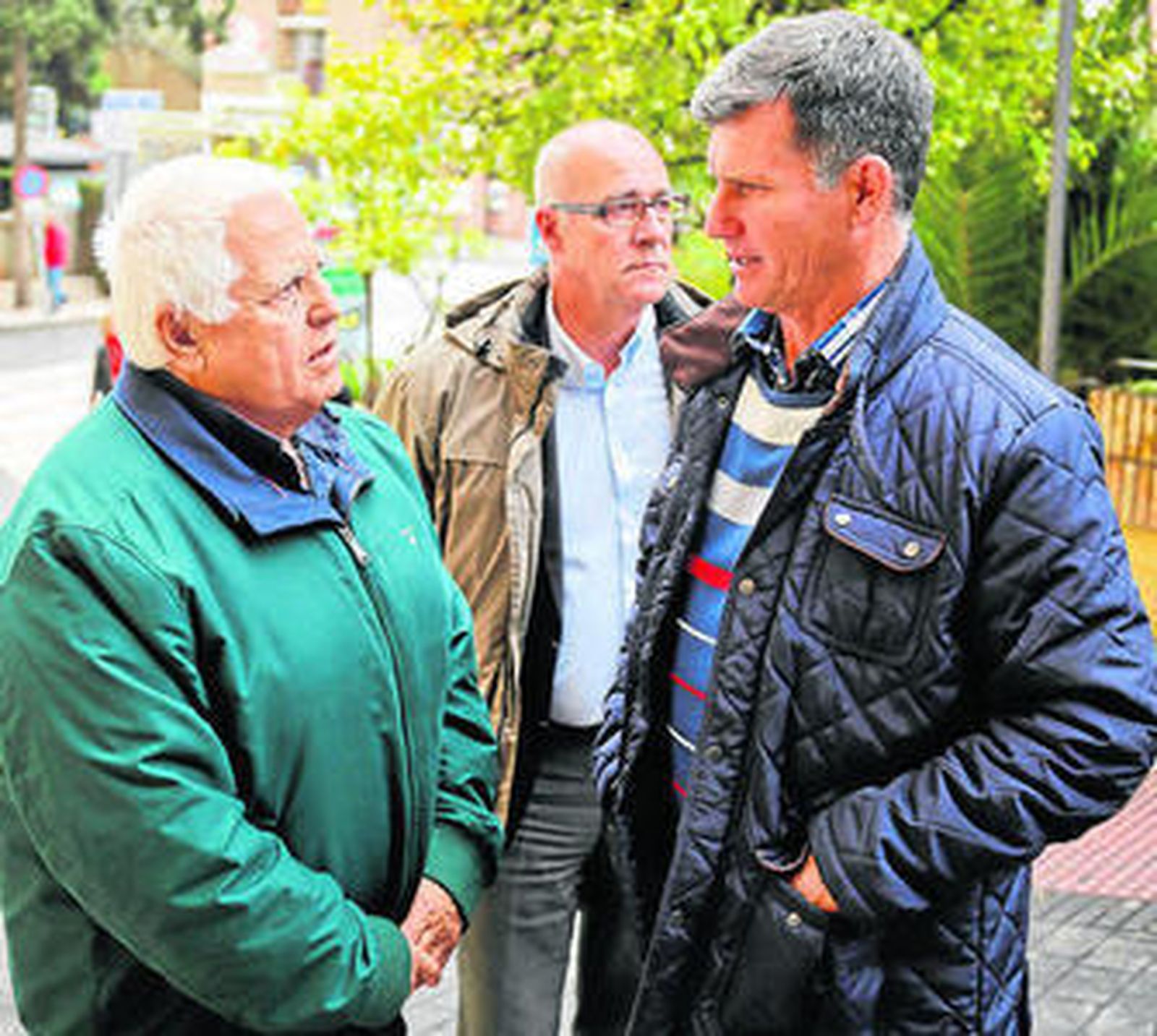 Los presidentes de El Palo y Alhaurín, en la puerta del Hospital.