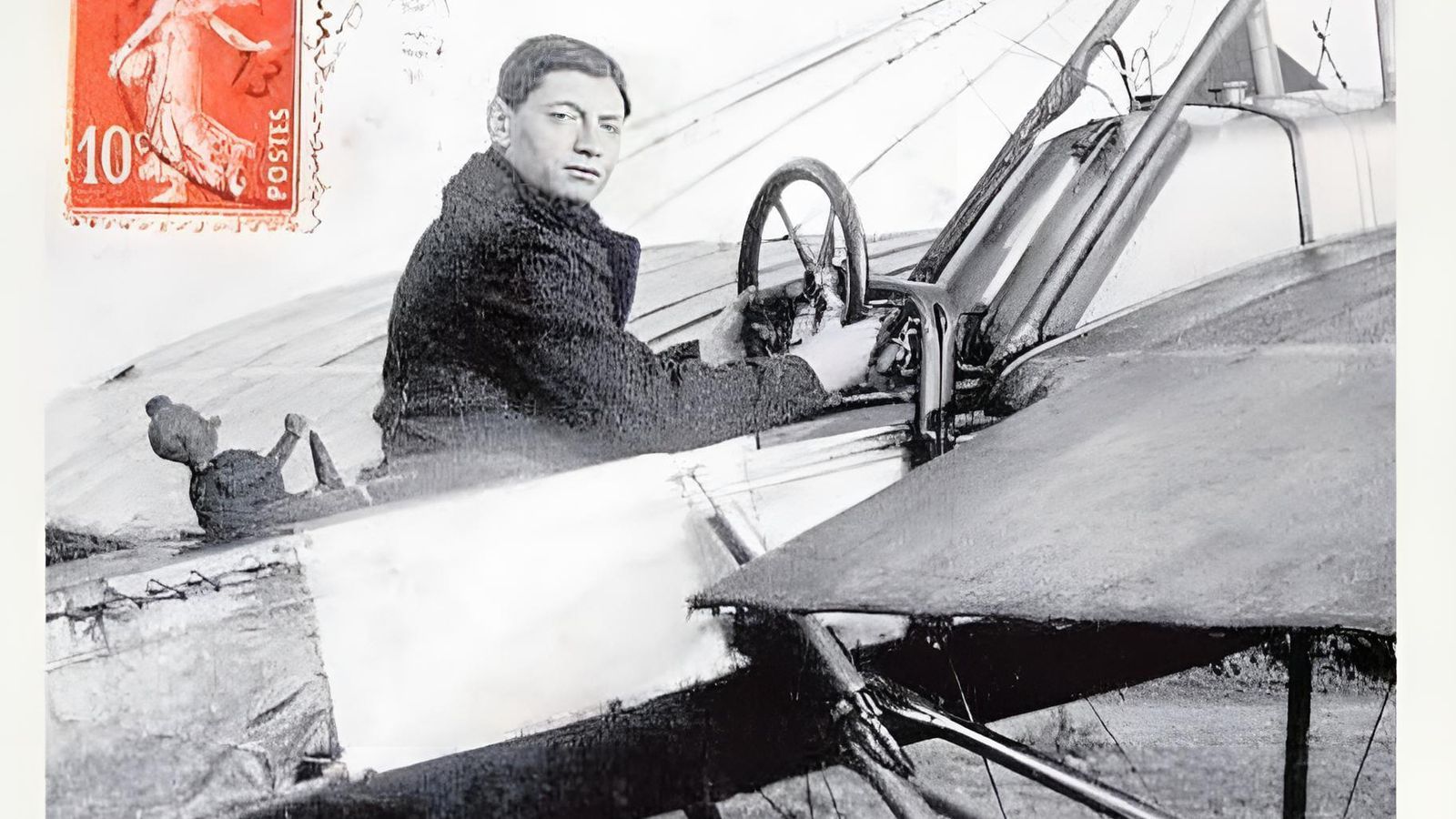 Pierre Lacombe, con su muñeco de copiloto.