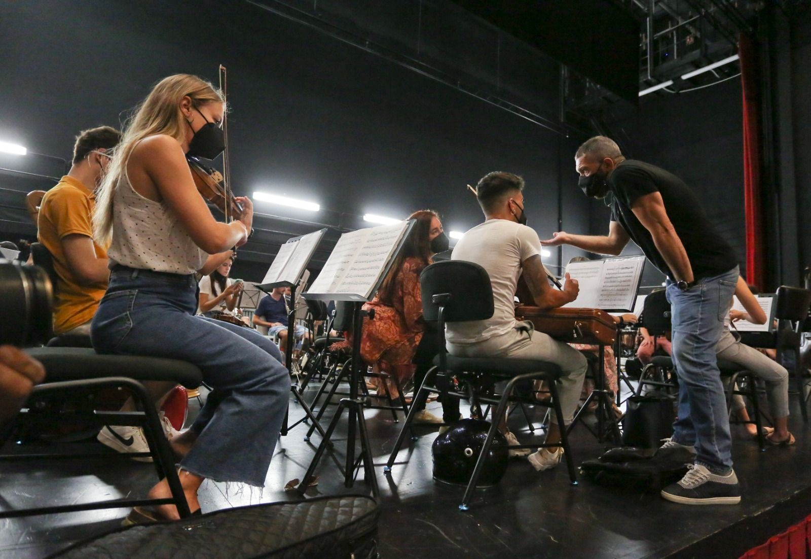 Antonio Banderas da instrucciones a los músicos de la Sinfónica Pop, este miércoles, en el Teatro del Soho.