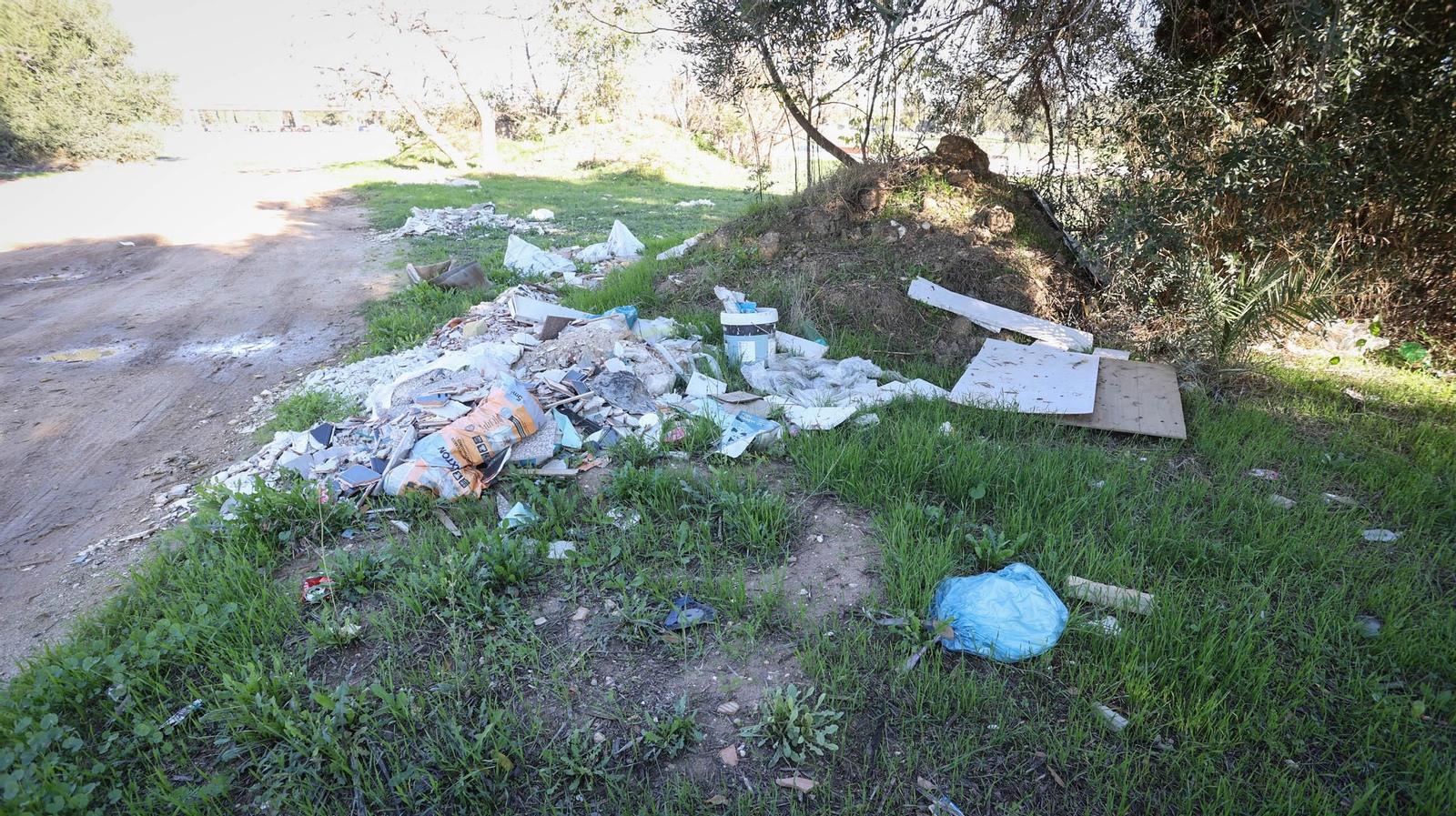 Basura, cochambre y escombros en Chapín