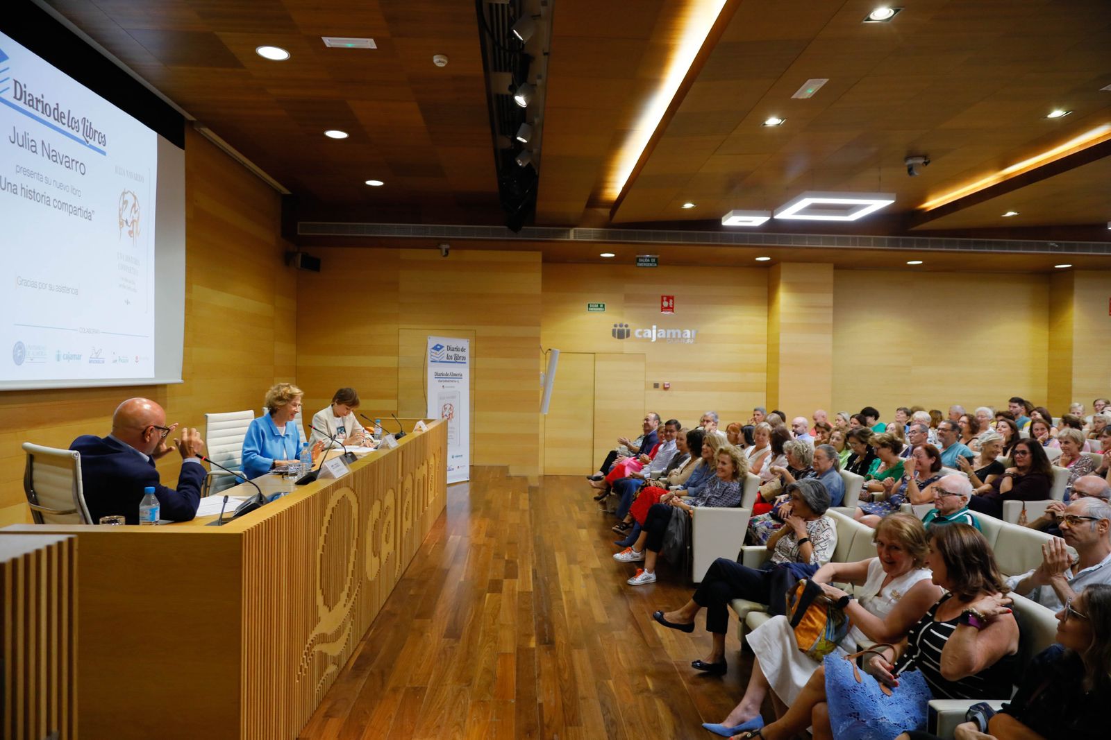 Imágenes de Diario de los Libros, con Julia Navarro