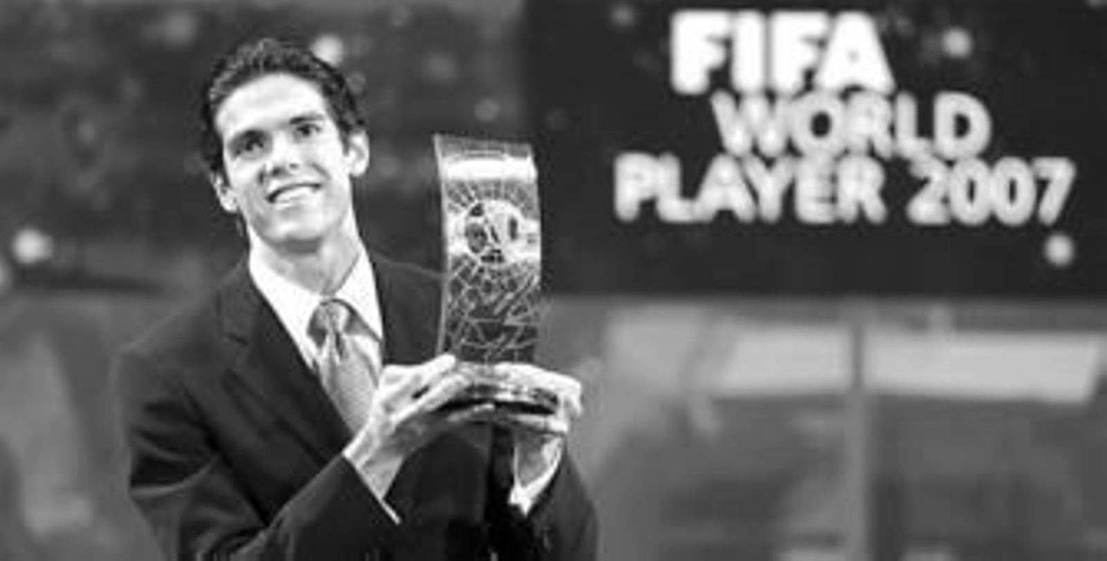 El brasileño Kaká recoge el premio que lo acredita como el mejor del mundo en 2007.