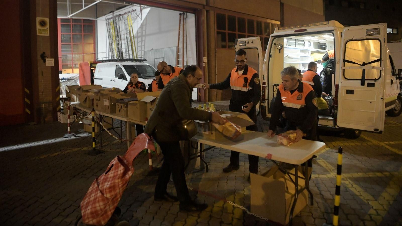 Colecta solidaria en el Parque Sur de Bomberos de Granada Colecta solidaria en el Parque Sur de Bomberos de Granada