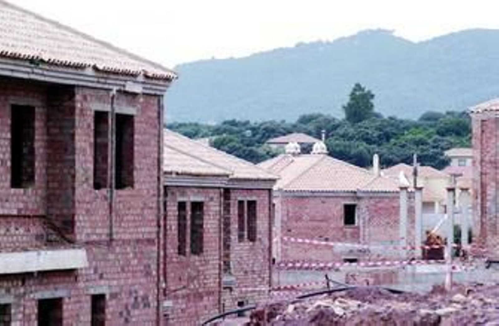 Casas en construcción de la promoción de Arenal 2000 en la Carrera del Caballo.