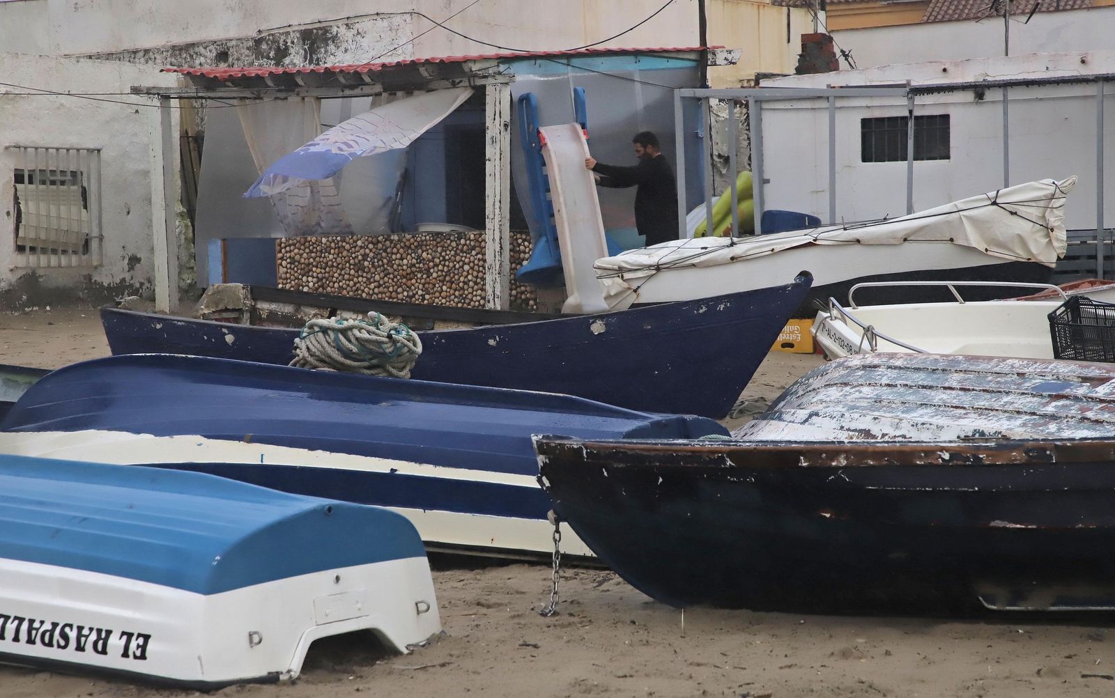 Fotos de la borrasca Joseph: Rachas de 100 km/h cierran el Estrecho y colapsan el Puerto de Algeciras