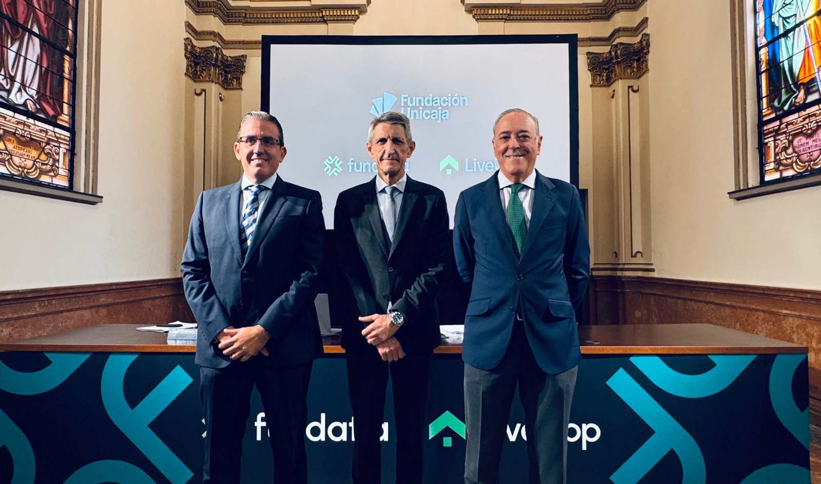 Sergio Corral, director general de Fundación Unicaja, José M. Domínguez, su presidente, y Manuel Atencia, secretario del Patronato.
