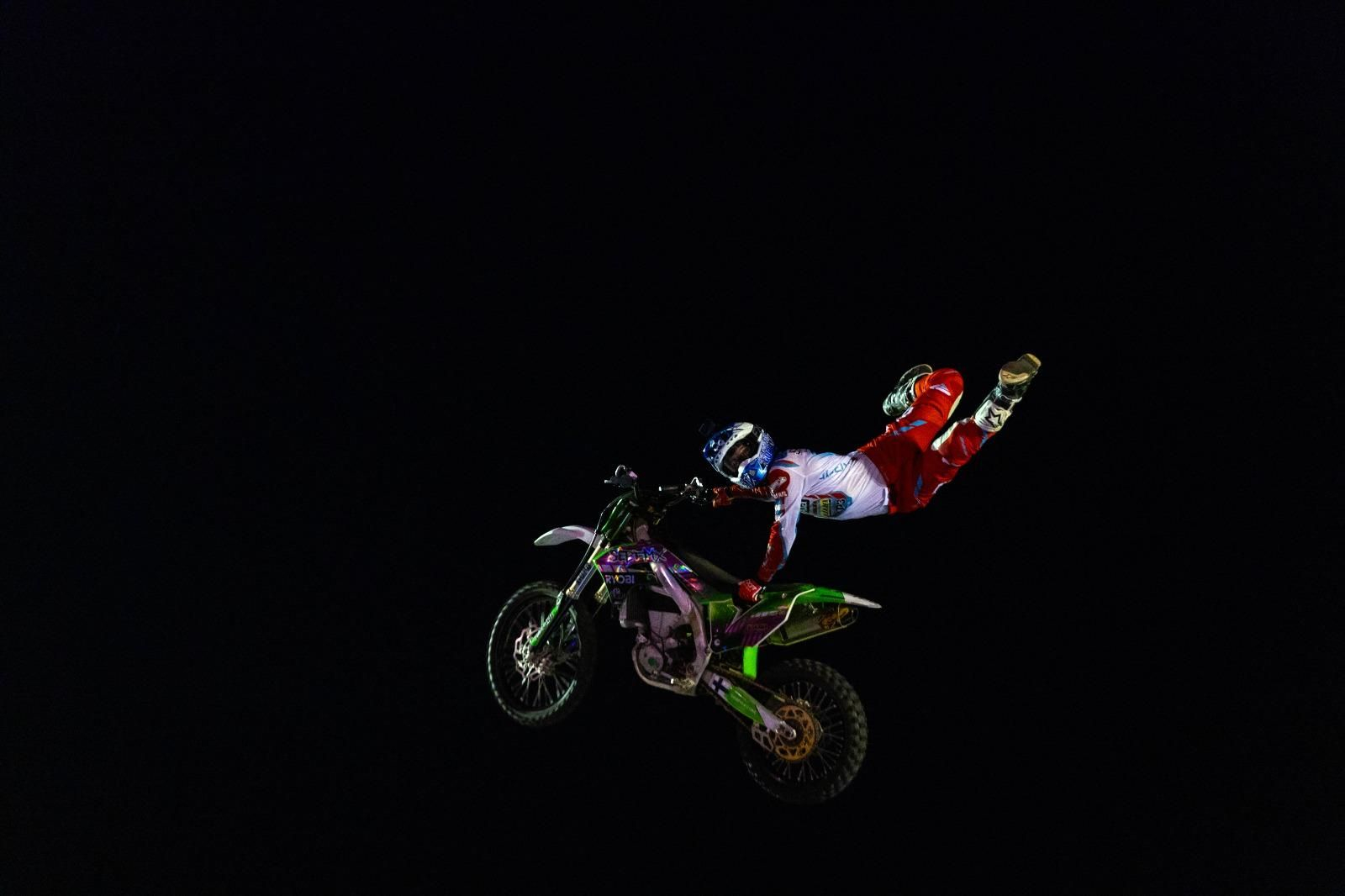 Las espectaculares imágenes que dejan las acrobacias en moto del Freestyle FMX celebrado en San Fernando