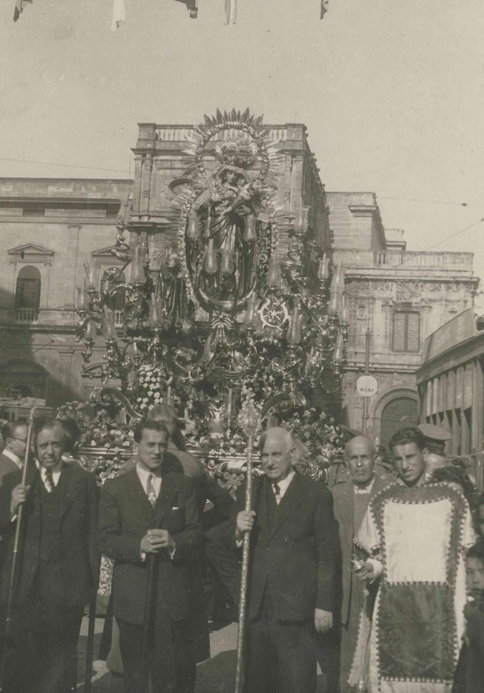 La Reina de Todos los Santos en la procesión de 1946.