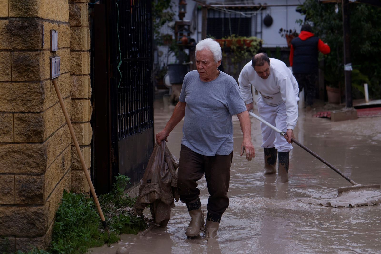 Los vecinos de Guadalvalle limpian el lodo de sus casas