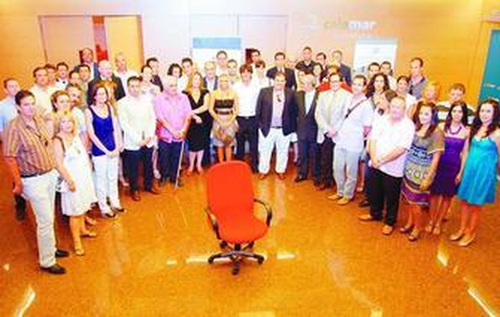 Los galardonados junto a la silla roja, símbolo de la dirección de empresas de EA.