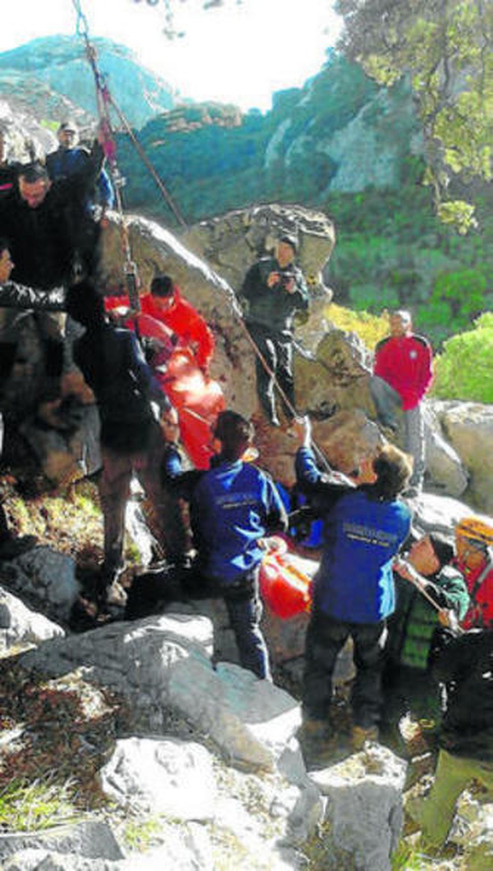 Rescate del cadáver del espeleólogo, ayer, en Villaluenga.