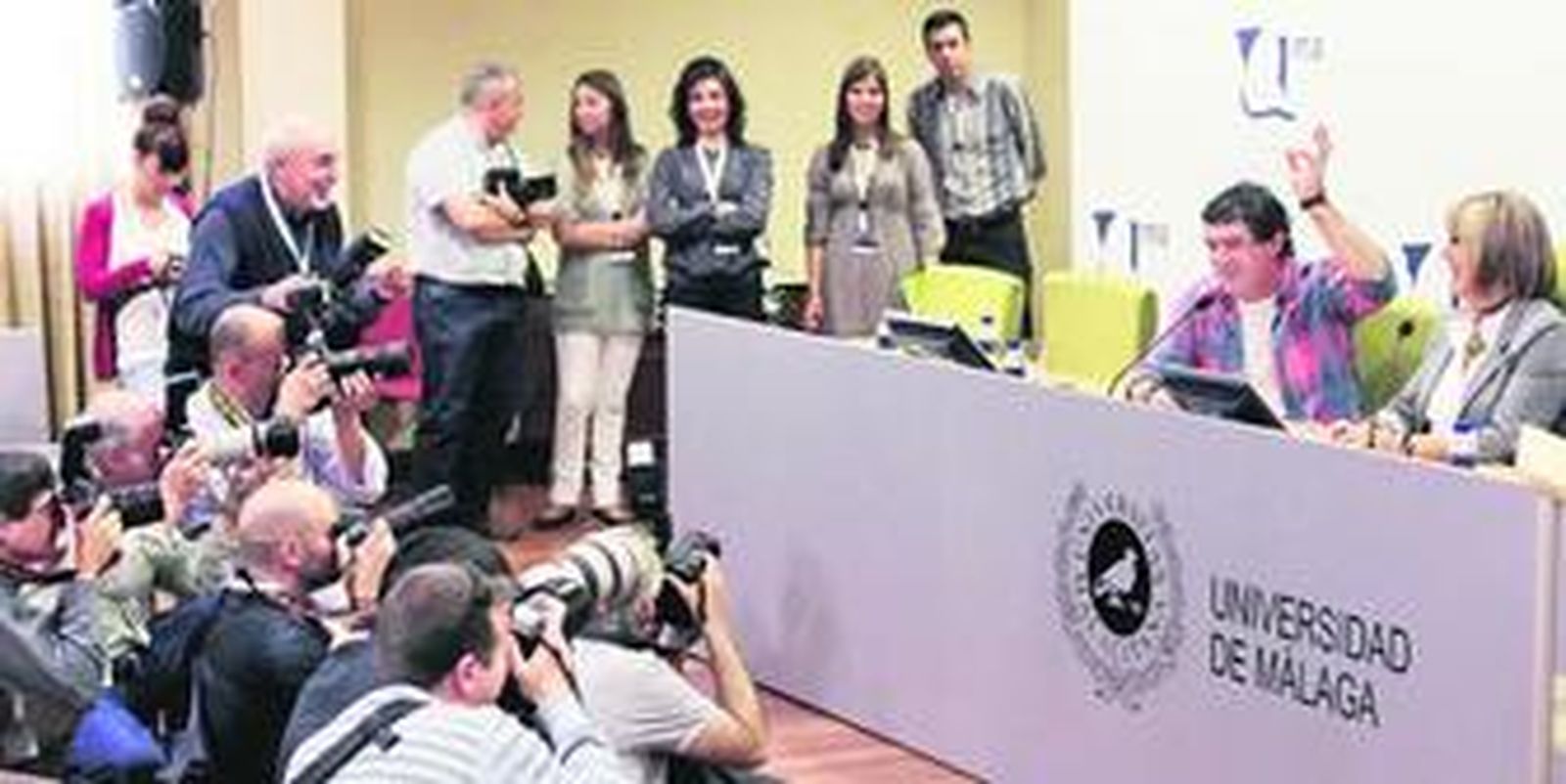 Banderas, cómplice con los fotógrafos, ayer, en la rueda de prensa en el Rectorado previa al acto de investidura.