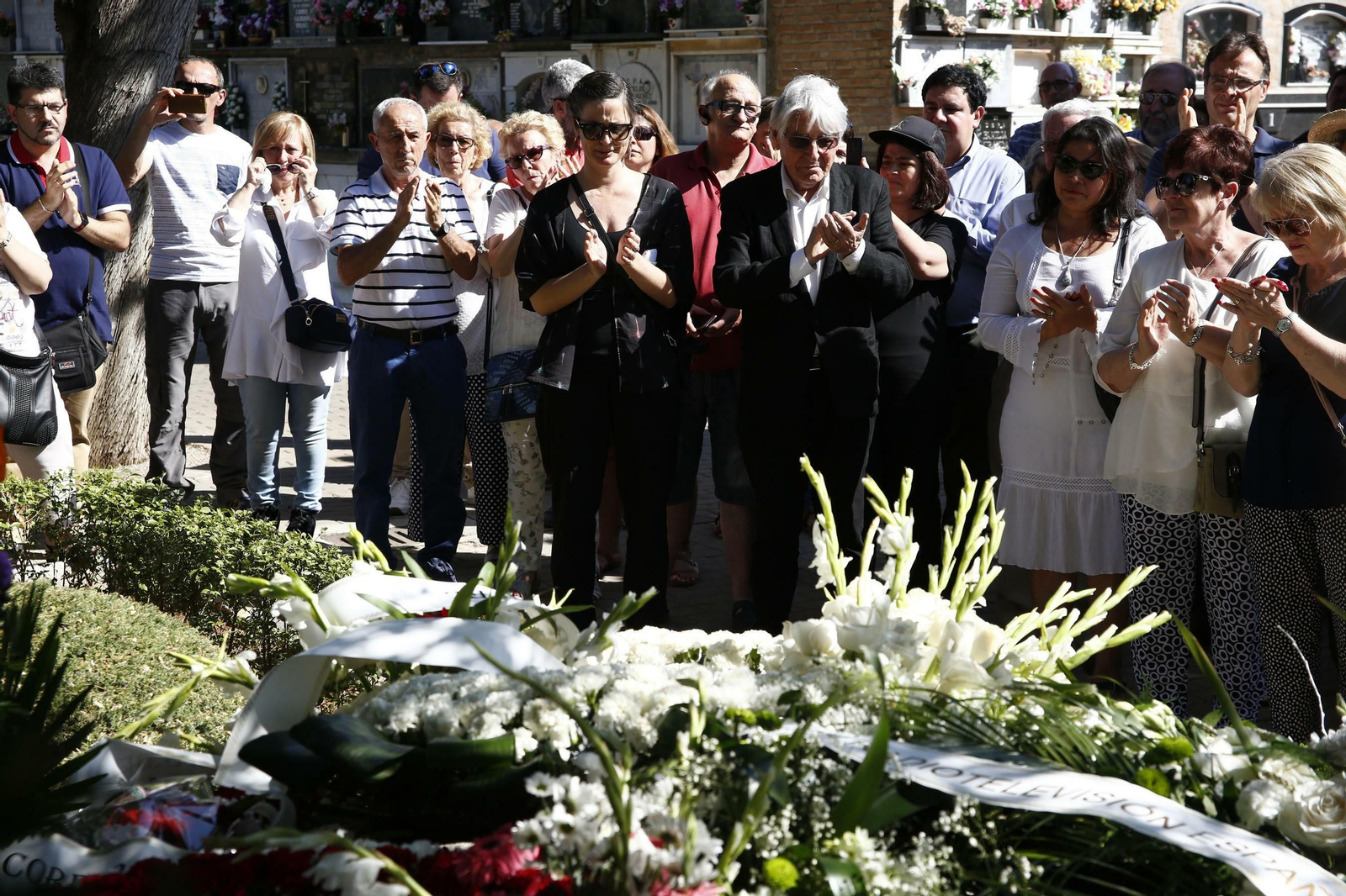 Pepa Ibáñez, hija del director de cine y televisión, frente a la tumba de su padre en el Cementerio de San José.