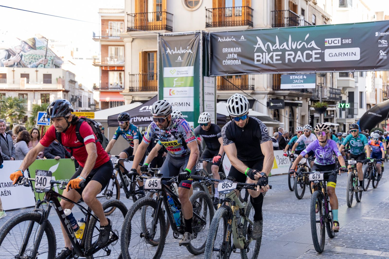 Jaén, protagonista de nuevo en la salida de la tercera etapa de la Andalucía Bike Race