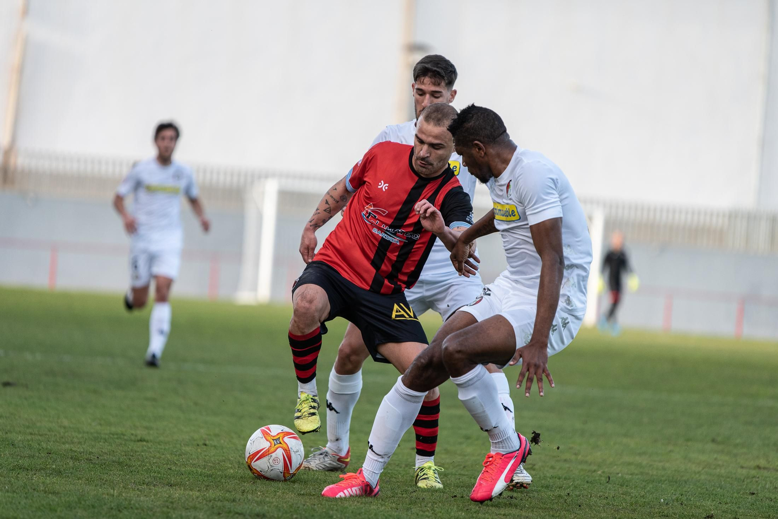 Jugada en el Cartaya-Gerena de la primera vuelta.