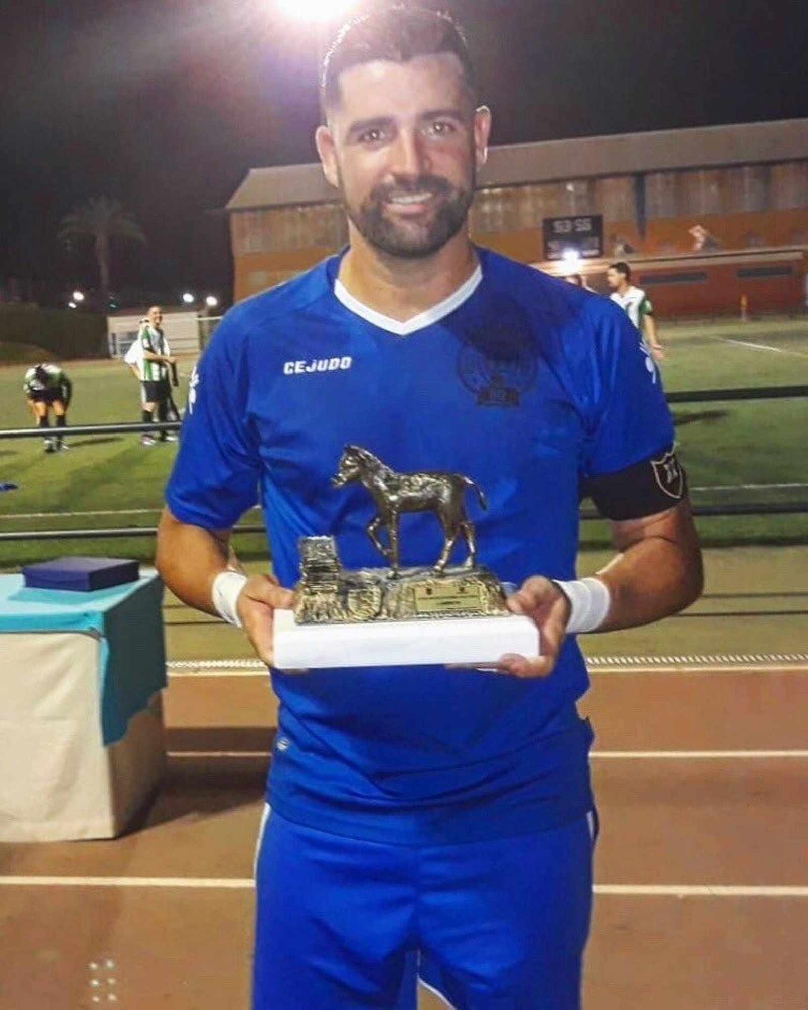 El meta Nacho (Olímpica) con el trofeo.