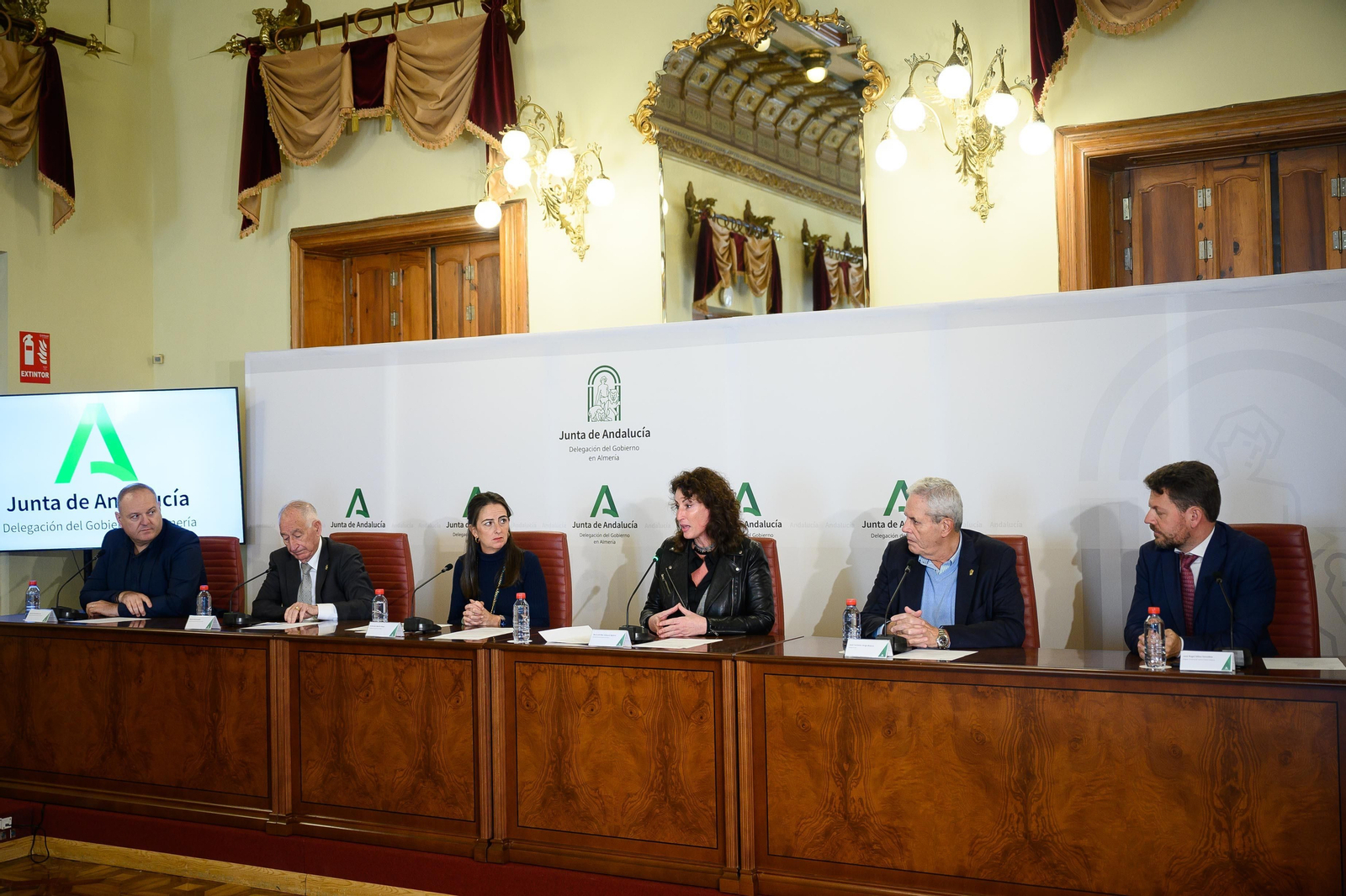 La delegada del Gobierno andaluz y el delegado de Turismo junto a los alcaldes de los cuatro municipios con financiación