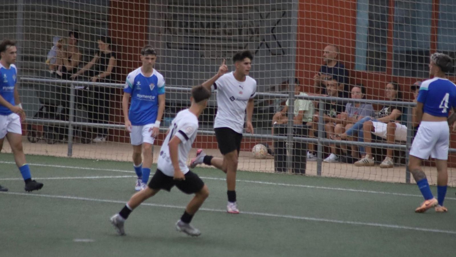 Salvador Fillouche celebra su gol con el que le dio la victoria a los de la barriada almeriense.