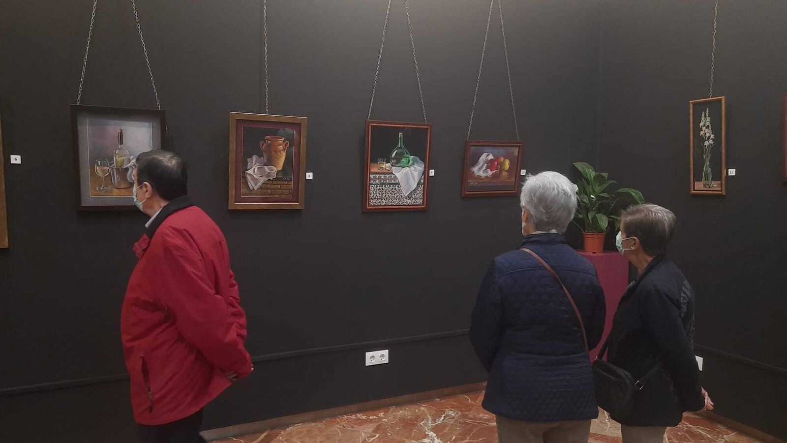 La artista ha querido reflejar siempre enseres típicos de las casas andaluzas, como mantones, tinajas de agua, azulejos...