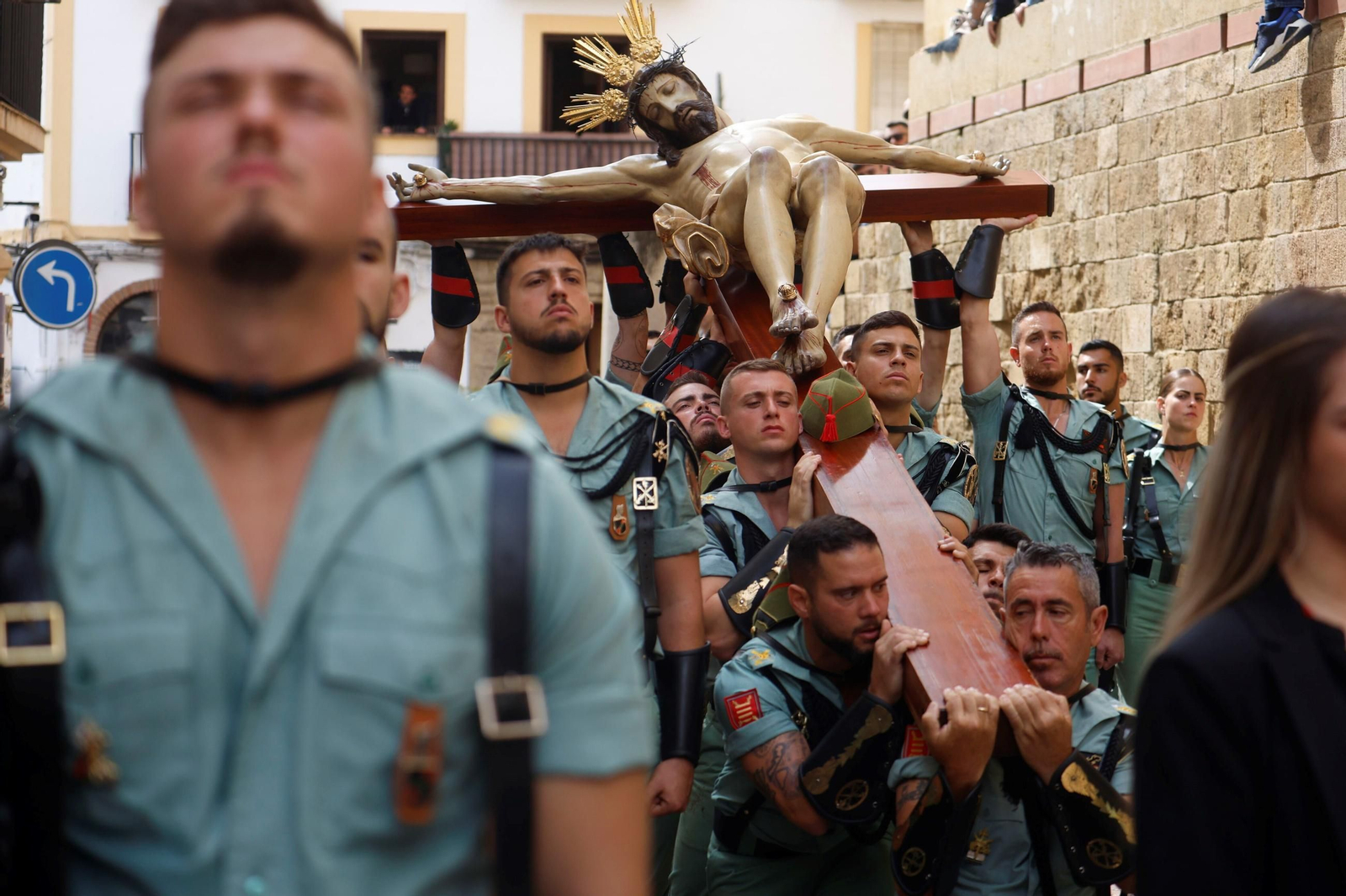 El vía crucis de la Caridad con la Legión en el Viernes Santo de Córdoba, en imágenes