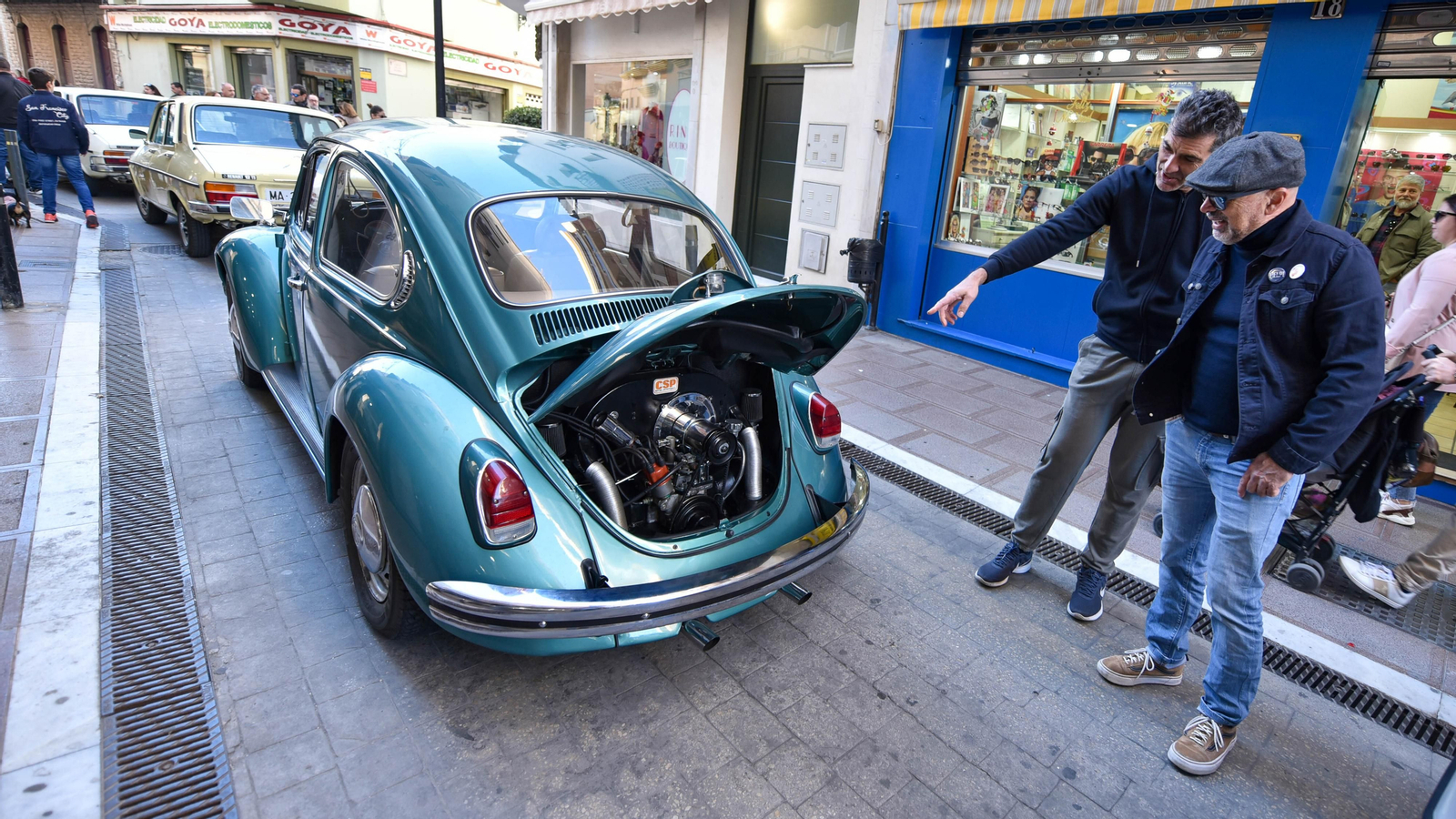 La exhibición de coches de antiguos en el centro de La Línea, en imágenes