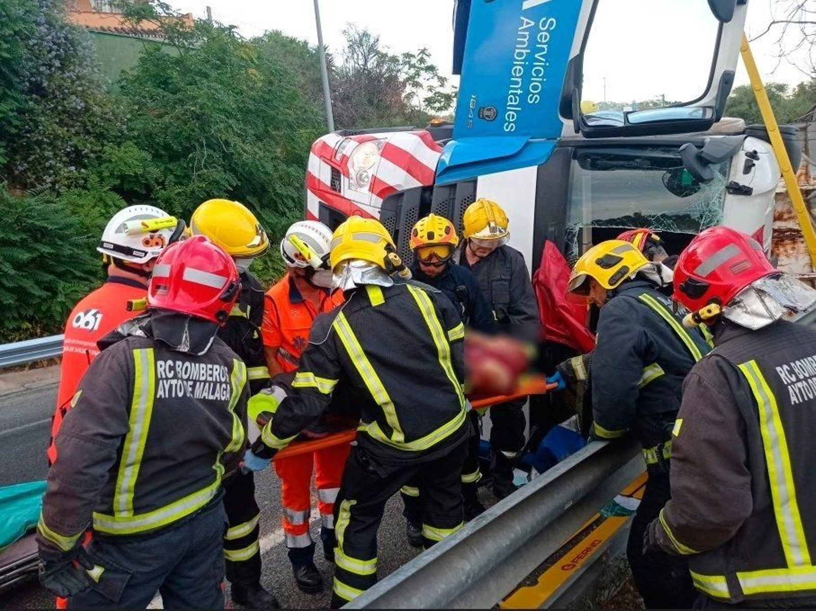 Bomberos durante un rescate.