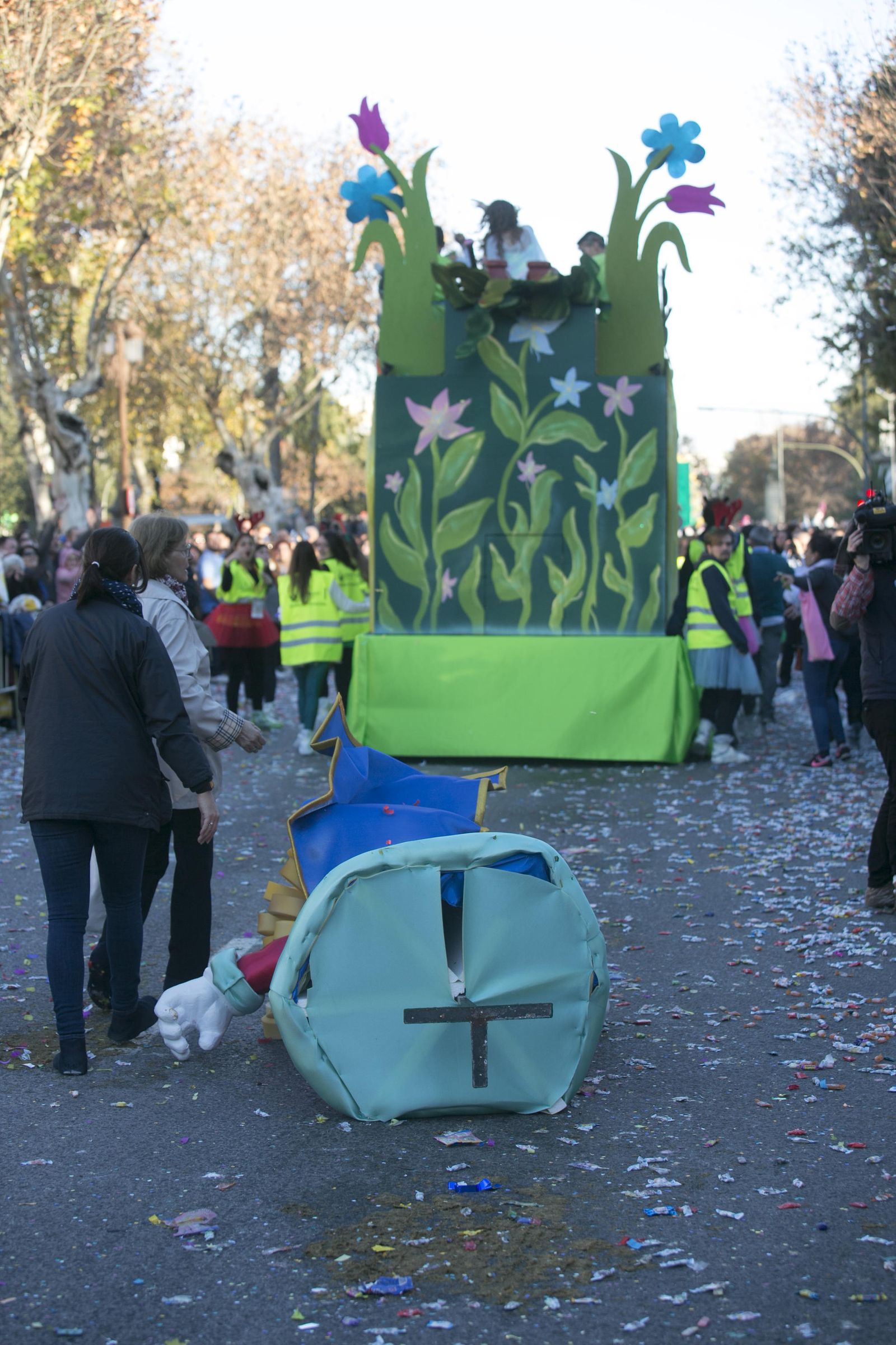 El muñeco derribado en la Cabalgata tras el choque con la cabeza caliente.