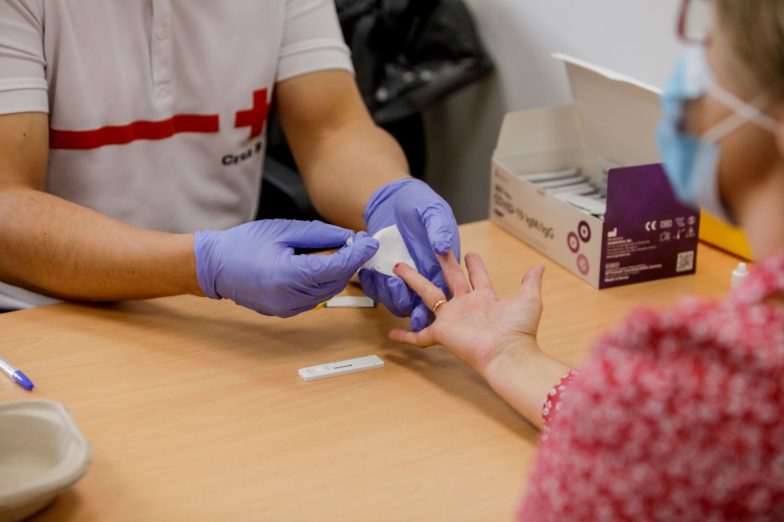Personal sanitario de Cruz Roja realiza un test rápido de detección del coronavirus.