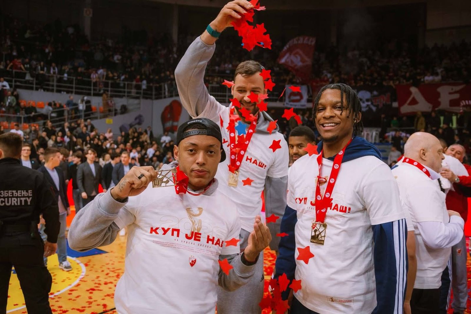 Tyson Carter y Nemanja Nedovic celebran títulos de Copa con Estrella Roja y Mónaco