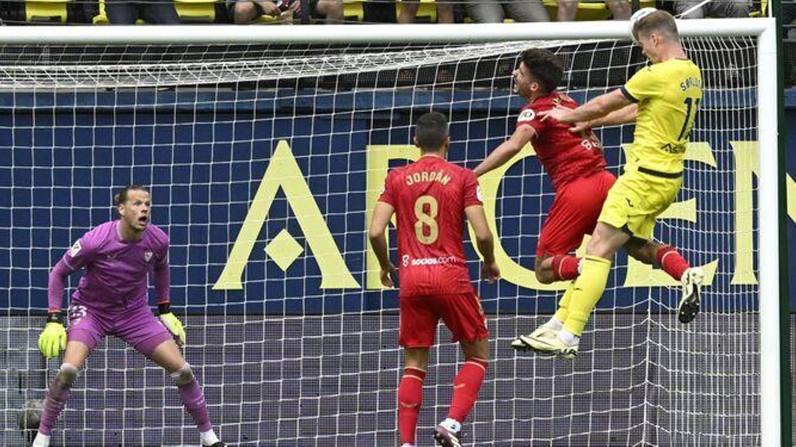 Sorloth empuja claramente con sus dos manos a Kike Salas en el salto en el 3-2. El VAR no mandó revisar.