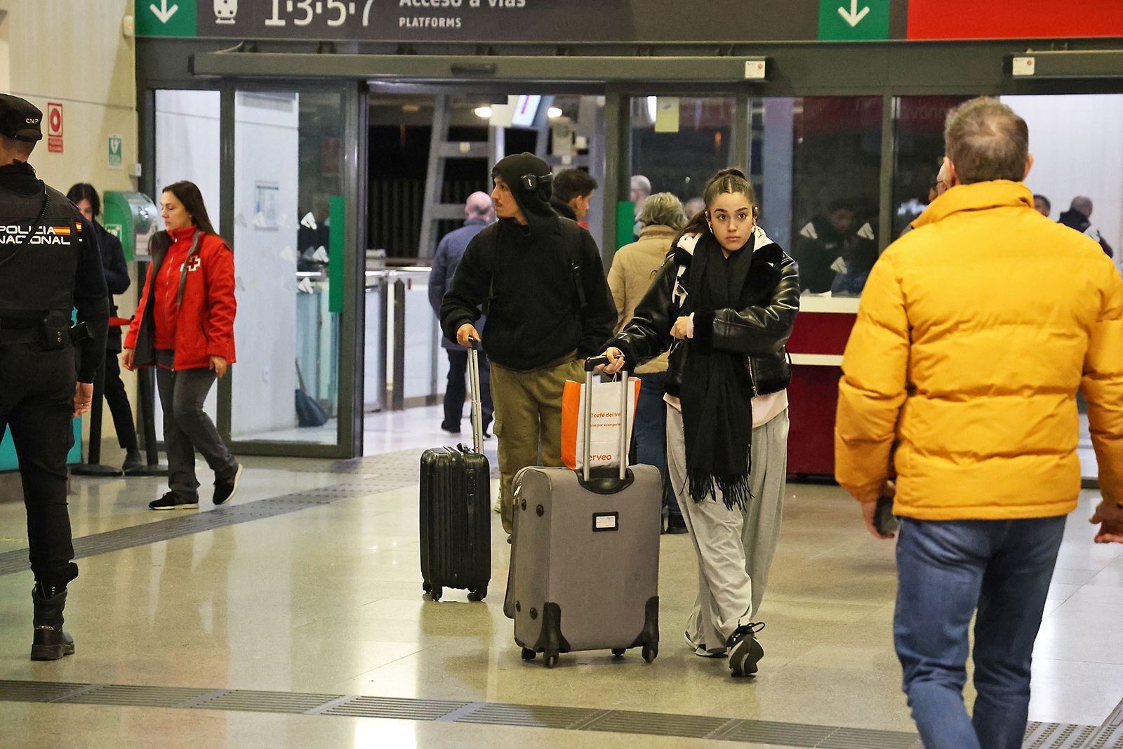 Las Fotografías del dispositivo de urgencia en la estación de Huelva para los afectados por el tren accidentado