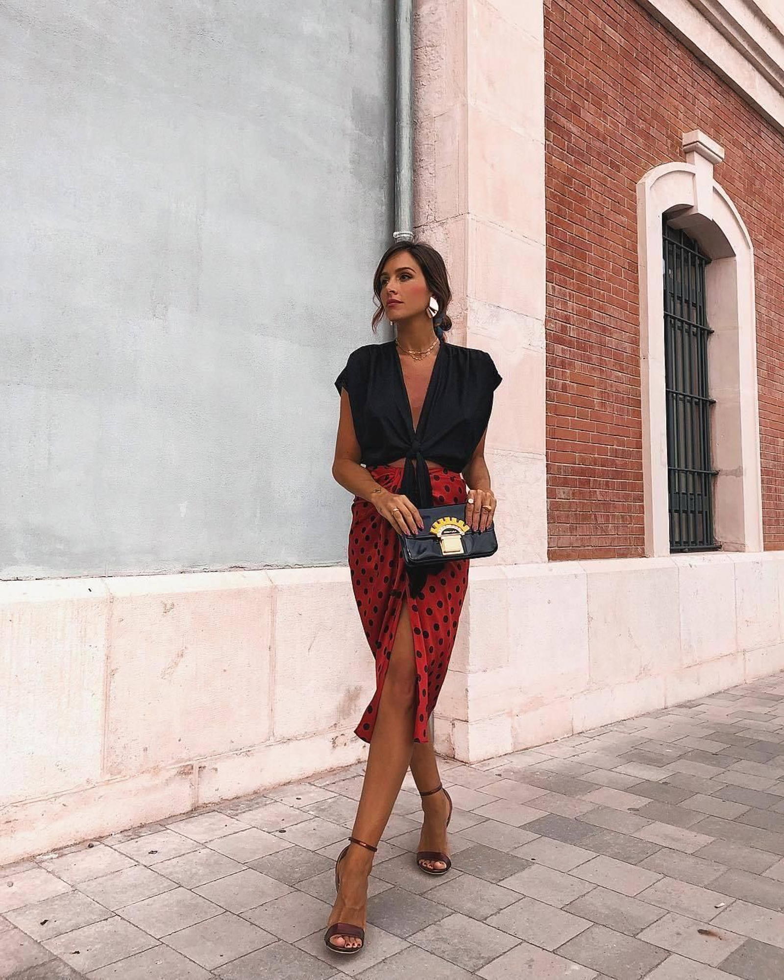 La famosa falda de lunares de @zara es perfecta para cualquier ocasión y @rocio0sorno lo sabe. Conjuntada con top negro (también de @zara), joyas de @sferaofficial y clutch de @bimbaylola forma un look de invitada totalmente sublime La famosa falda de lunares de @zara es perfecta para cualquier ocasión y @rocio0sorno lo sabe. Conjuntada con top negro (también de @zara), joyas de @sferaofficial y clutch de @bimbaylola forma un look de invitada totalmente sublime