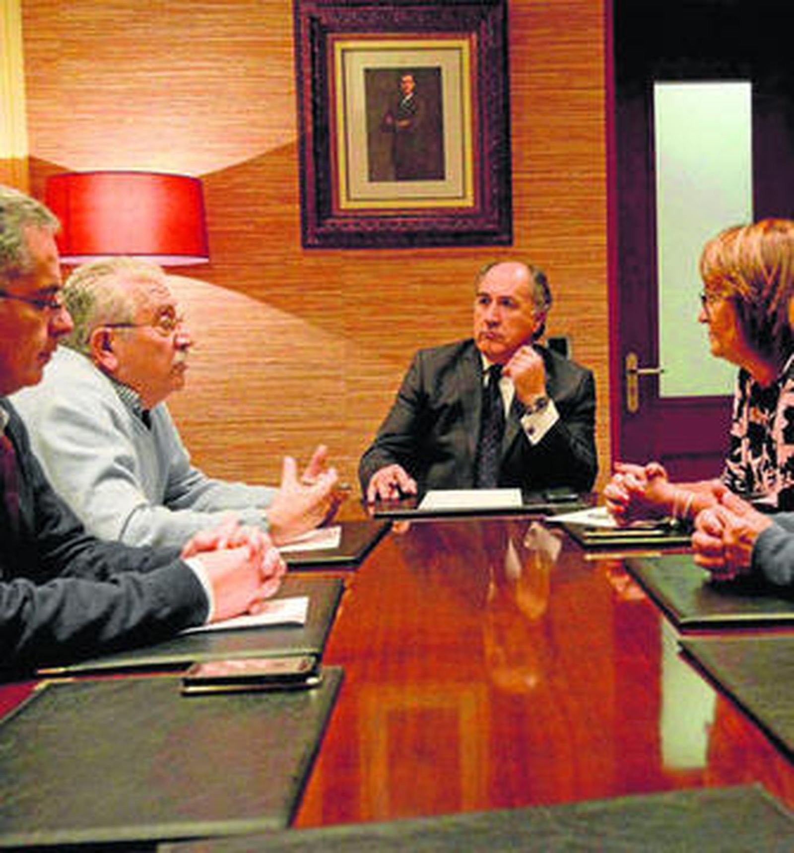 Un instante del encuentro de José Ignacio Landaluce con los responsables de Cine Cómico.