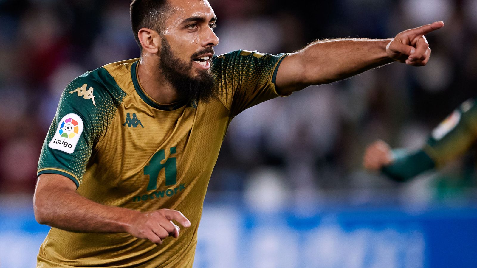 Borja Iglesias celebra su gol ante el Alavés.