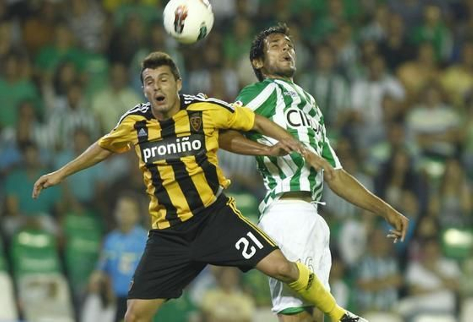 El Betis se coloca líder tras ganar al Zaragoza en casa (4-3). / Antonio Pizarro