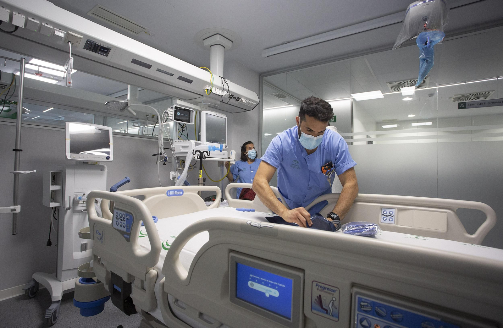 Las imágenes de la visita al interior del Hospital Militar de Sevilla