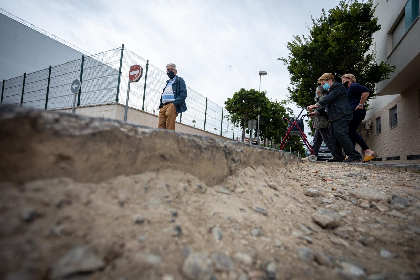 Miembros de la asociación de vecinos Fuerte de San Lorenzo atraviesan una de las calles de Puntales durante un recorrido por el barrio.