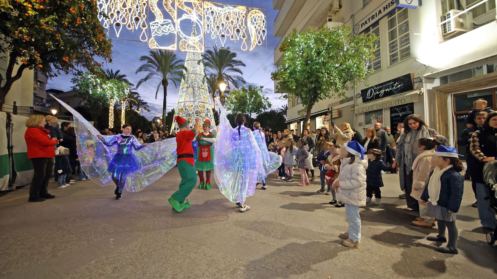 Imágenes del pasacalle navideño de Acoje por el centro de Jerez
