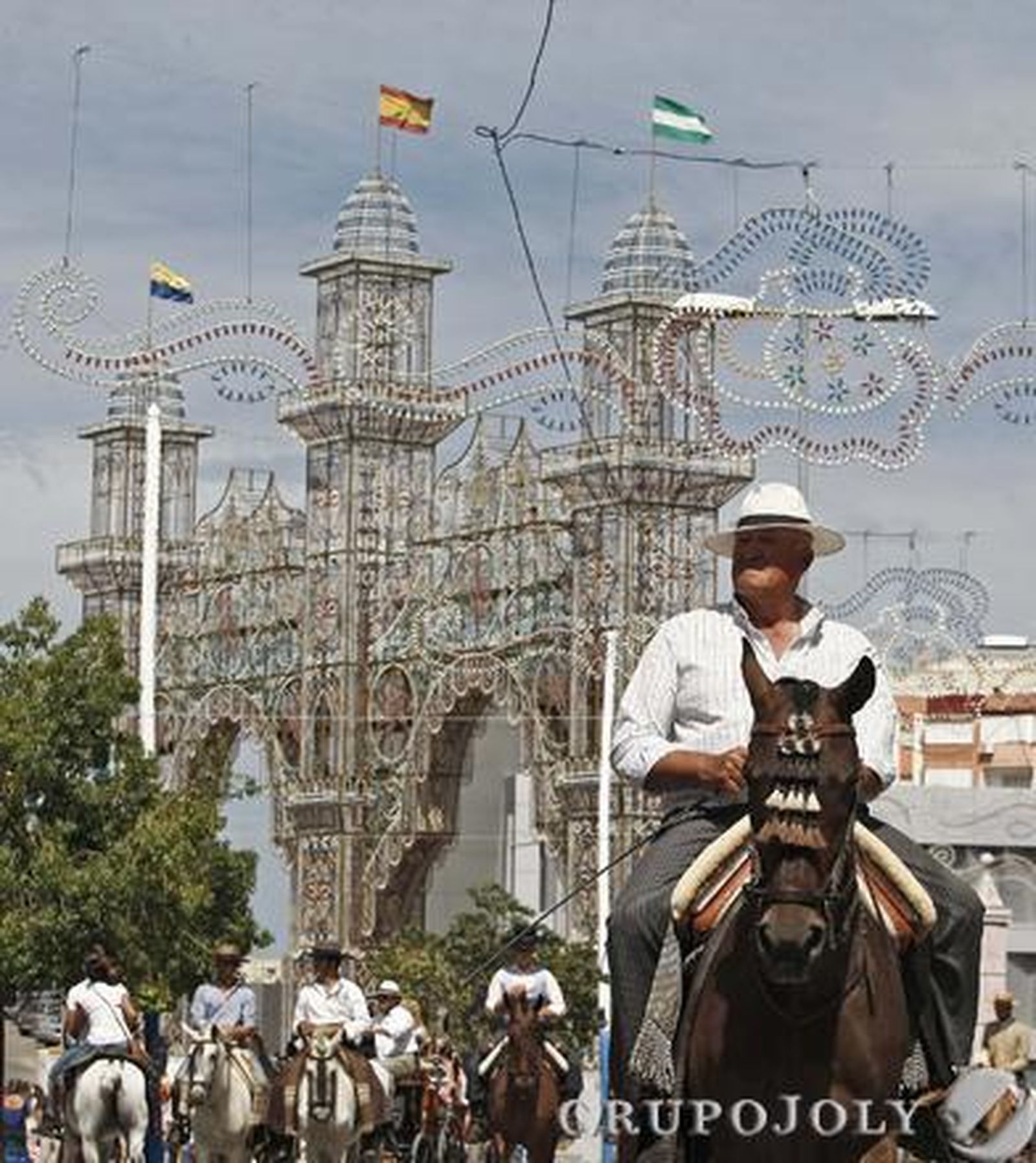 La Feria reúne a miles de personas en su jornada más esperada y en un año en el que se recuerda a Paco de Lucía

Foto: Erasmo Fenoy