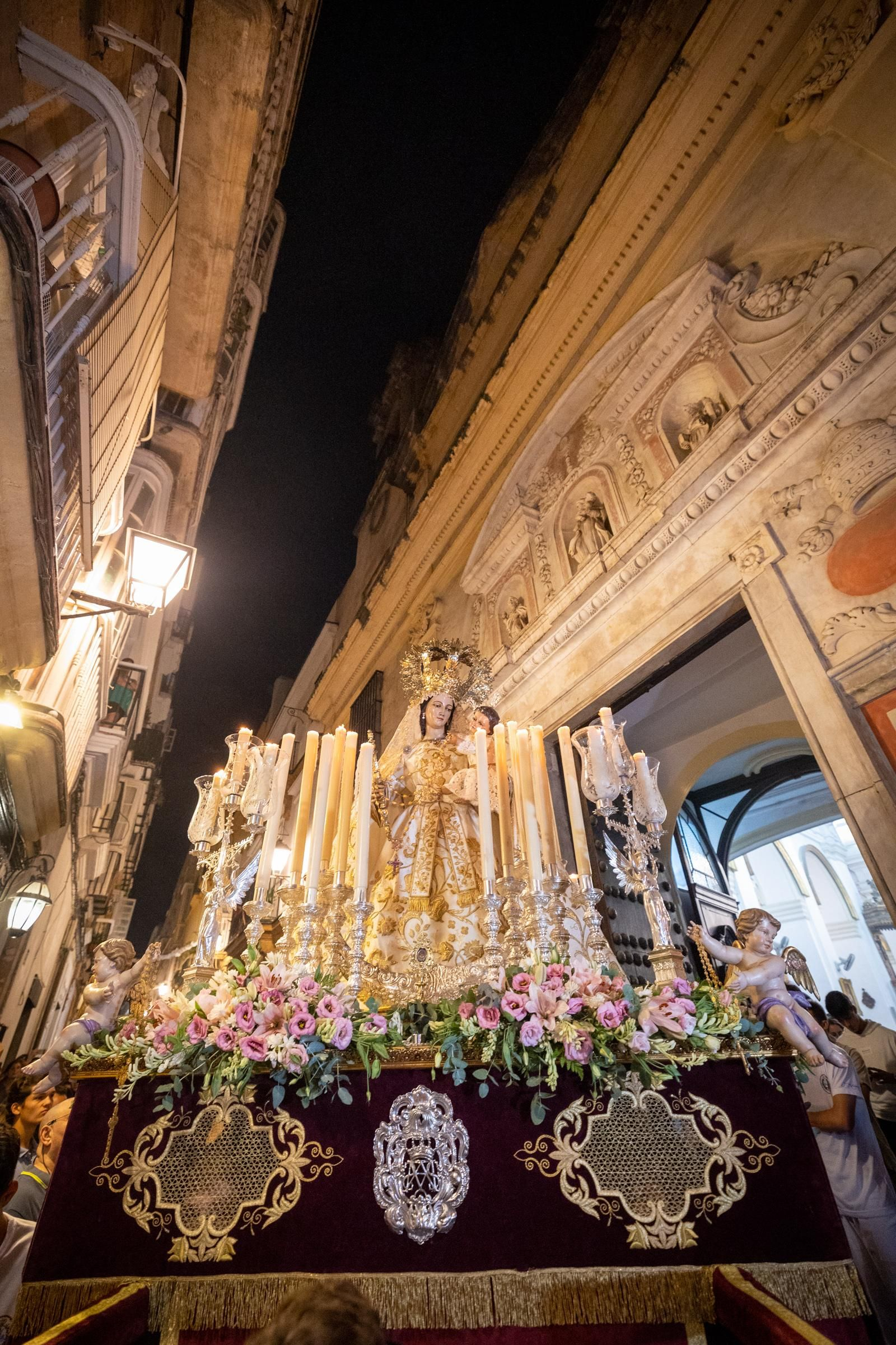 Imágenes de la primera salida de la Virgen del Rosario