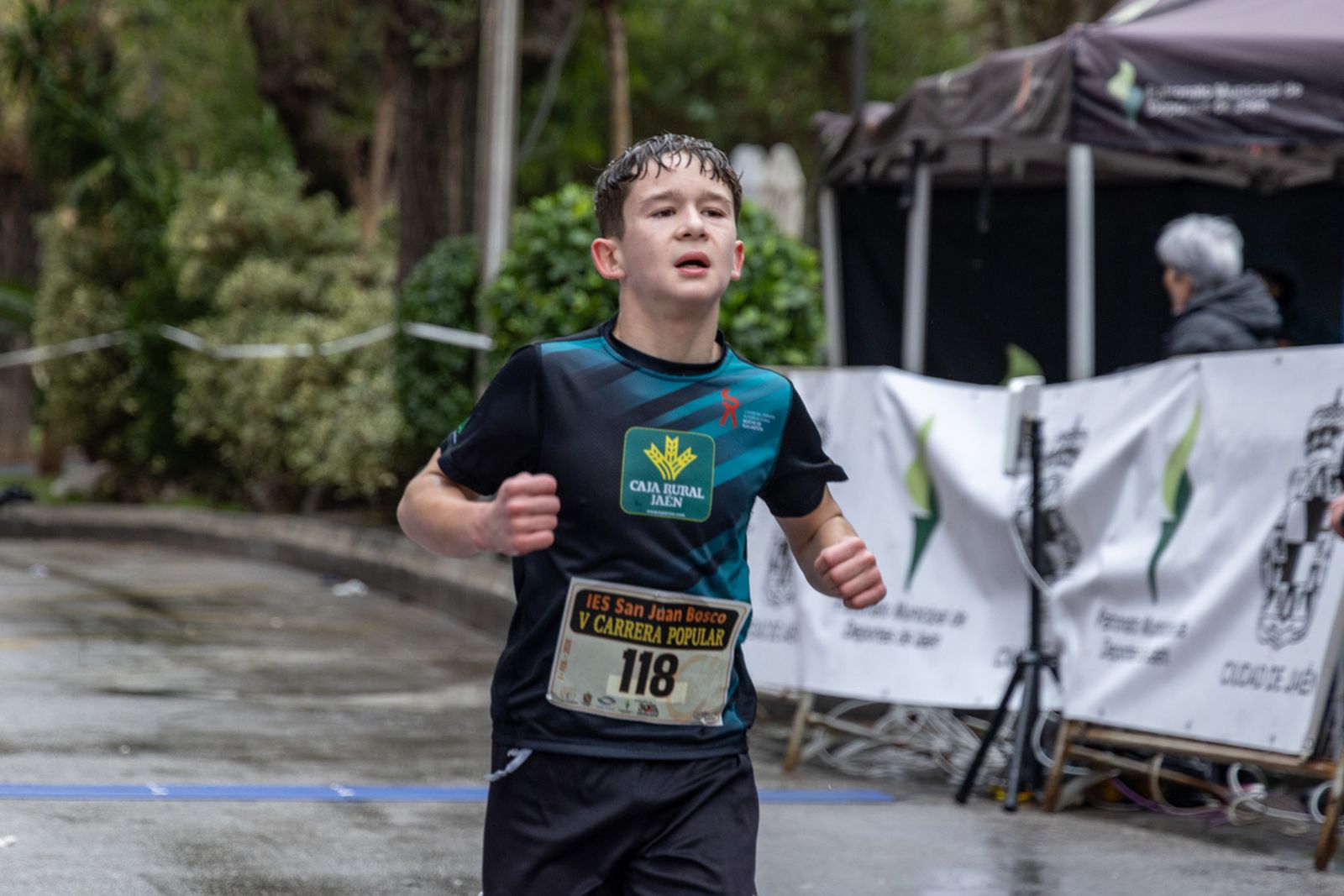 En imágenes: la lluvia no frena a más de un millar de corredores en la V Carrera Popular del IES San Juan Bosco (1)