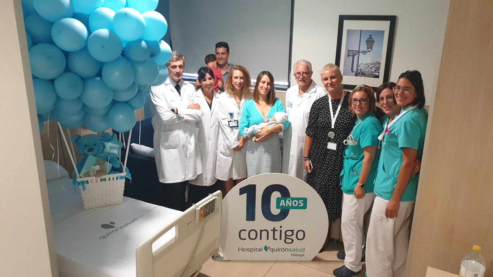 Profesionales del hospital con la pareja y su hijo.