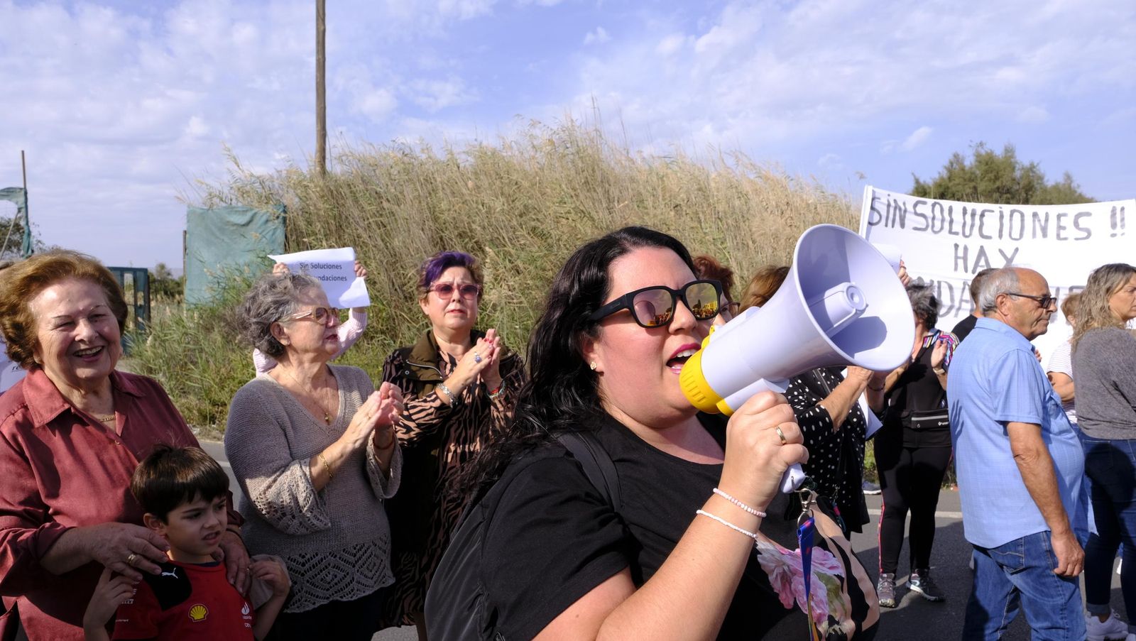 Los vecinos de Costacabana se manifiestan por el arreglo de su rambla, en imágenes