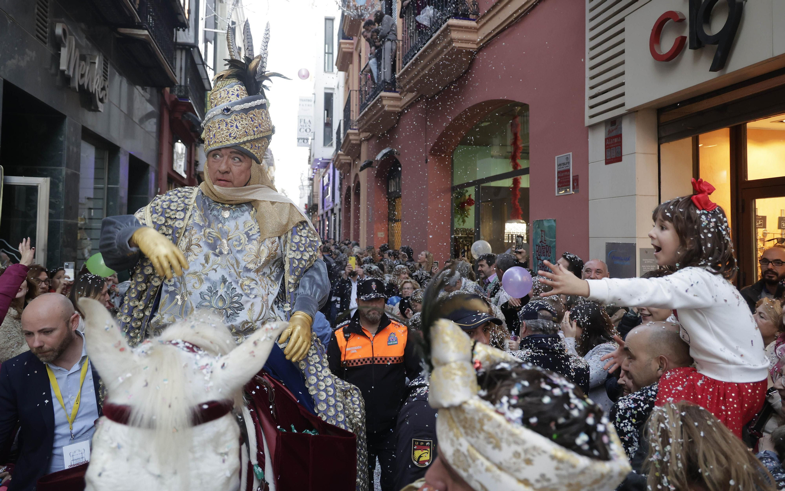 Las imágenes del Heraldo Real por las calles de Sevilla