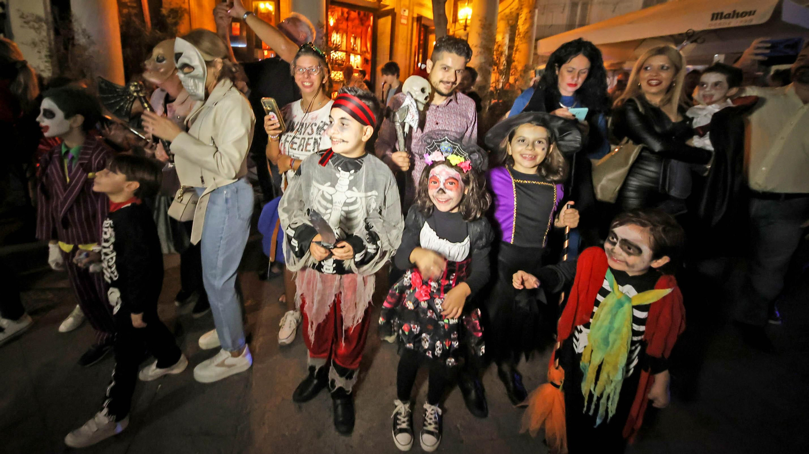 El desfile de Halloween llena las calles de Jerez
