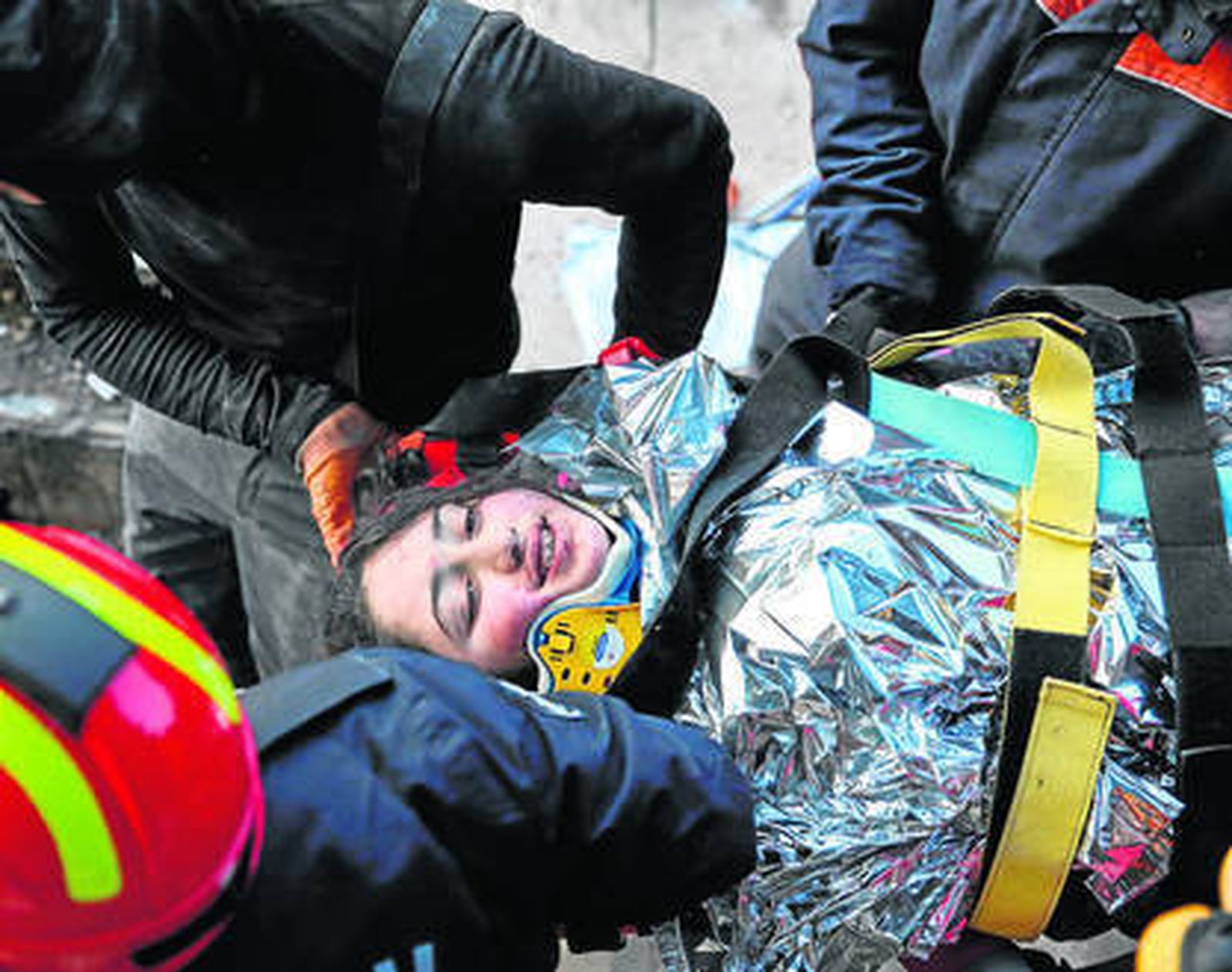 Momento en el que un equipo rescata a una niña siria tras más de 147 sepultada en la ciudad turca de Hatay.