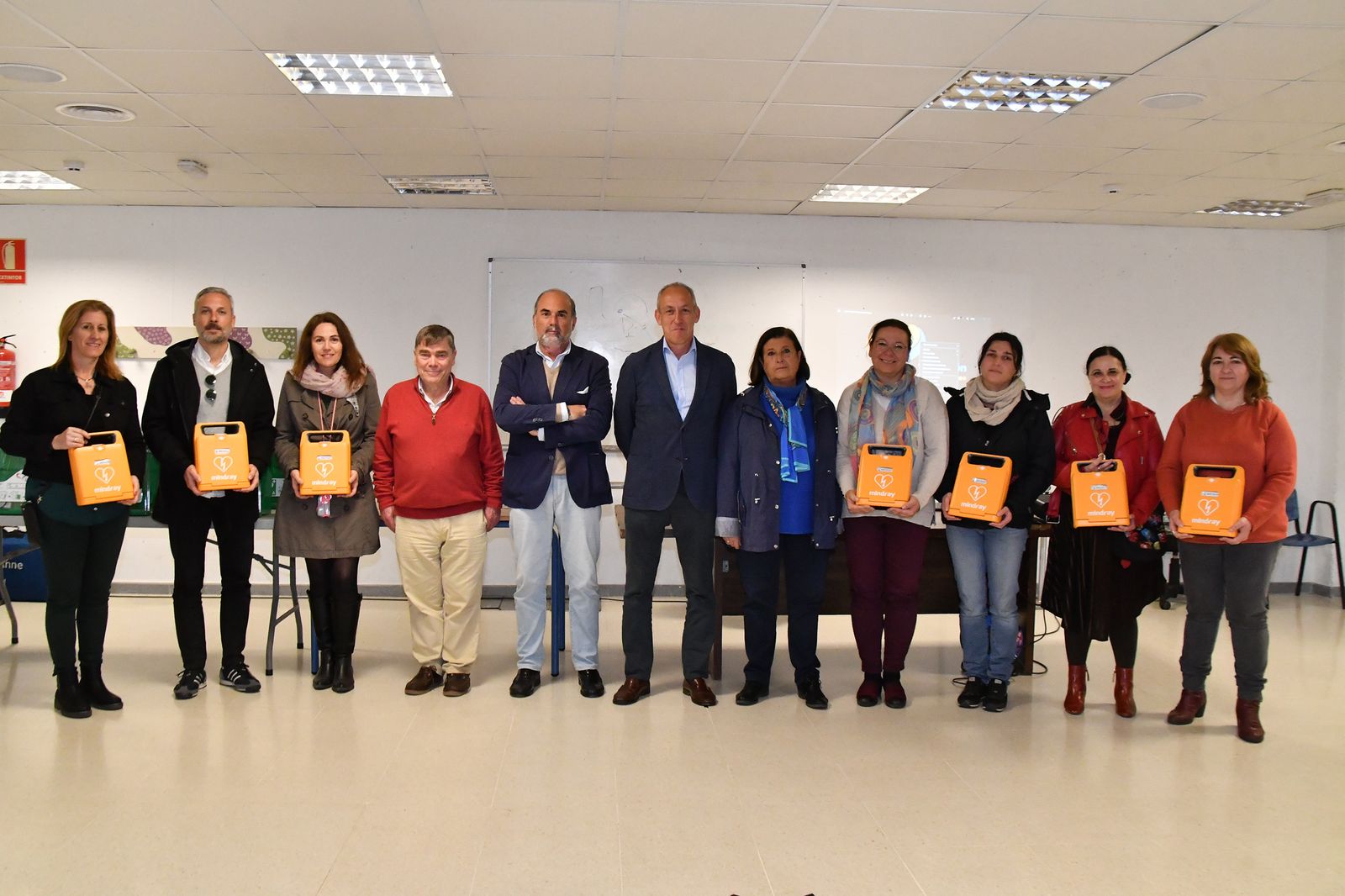 Entrega desfibriladores a todos los colegios e institutos del municpio