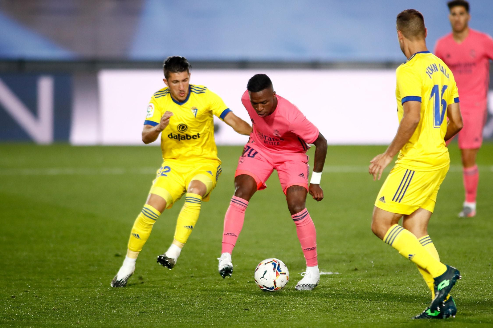 Espino intenta robar el balón a Vinicius.